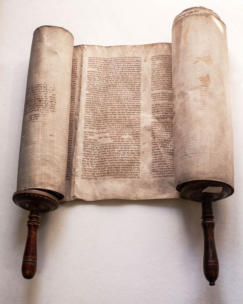 Gamla bokrullar, närbildsdetalj. Torah, den judiska heliga boken.