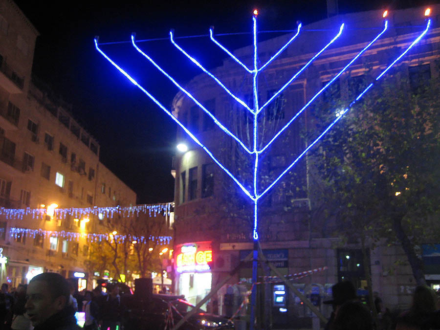 Elektrisk chanukka på Sionstorget i Jerusalem.
